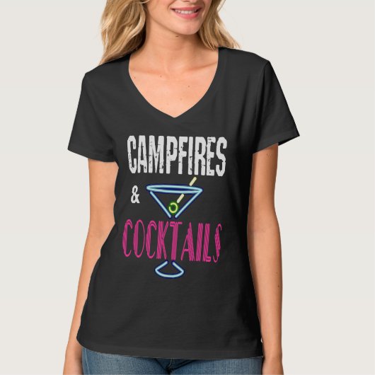 Campfires and Cocktails  Camping Drinking Camp Hum Tシャツ (正面)