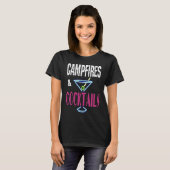 Campfires and Cocktails  Camping Drinking Camp Hum Tシャツ (正面フル)