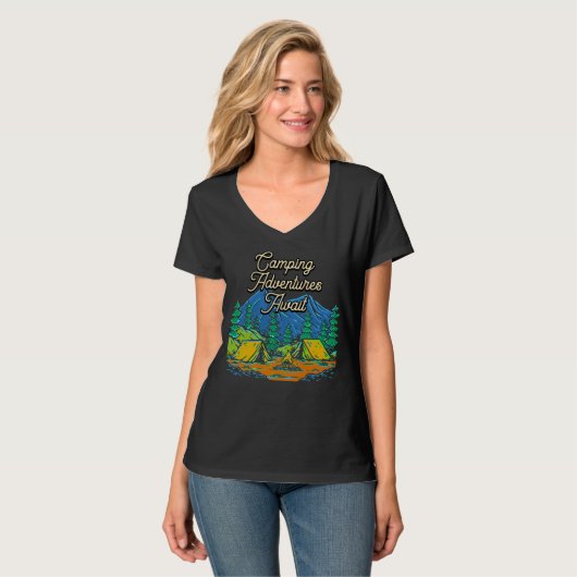 Camping Adventures Await Camper Vacation Camp Trip Tシャツ (正面フル)