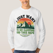 Camping and Naps Retro Mountain Design Tシャツ (正面)