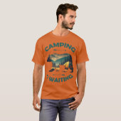 Camping Is Waiting Funny Bear Camper Outr gift Tシャツ (正面フル)
