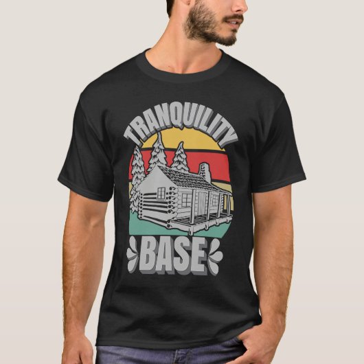 Camping Log Cabin Tranquility Base Camper  Vacatio Tシャツ (正面)