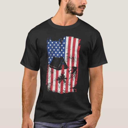 Camping USA American flag 4th Of July Outdoor Camp Tシャツ (正面)
