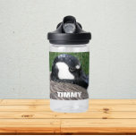 Canada Goose Photo with Child's Name ウォーターボトル<br><div class="desc">子供のサイズ澄ん、プラスチック製のウォーターボトルは、白い文字で印刷された子供の名前と一緒に幼稚園カナダのグースの写真の画像をはっきりした特徴とする。名前を編集し、子供の名前で置き換えてウォーターボトルをパーソナライズ。水のボトルの色を選択。</div>