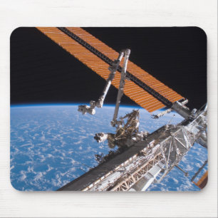 Canadarm2および太陽光線を集めるためのアンテナのパネルの翼 マウスパッド