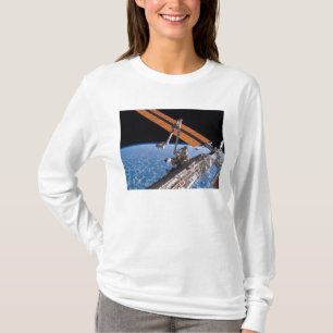 Canadarm2および太陽光線を集めるためのアンテナのパネルの翼 Tシャツ