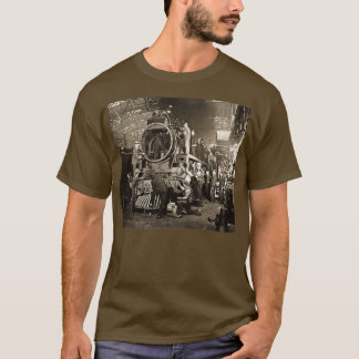 Canadian Pacific Steam Locomotive Under Repair Tシャツ