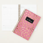 Candy Pink金ゴールドグリッターDots Year and Nameプランナー プランナー手帳<br><div class="desc">今週と月のプランナーは、ピンクのキャンディの背景パーソナライズされたに金ゴールドの模様がピカピカと描かれているので、適切な足で1年を始めるこフェイクとができます。選んだ年忘れ名カスタマイズ前を前に出すな！</div>