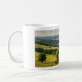 Caneca com paisagem e lago ao fundo コーヒーマグカップ (左)