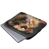 Caniche souriant habillé en humain ラップトップスリーブ (正面下部)