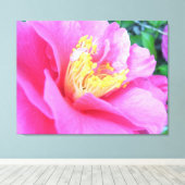 Canvas - – フル包まれた開花ダークピンクカメリア キャンバスプリント (インサイチュ (ウッドフロア))