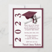 Cap & Diploma、Maroon & White Graduation 招待状 (正面)