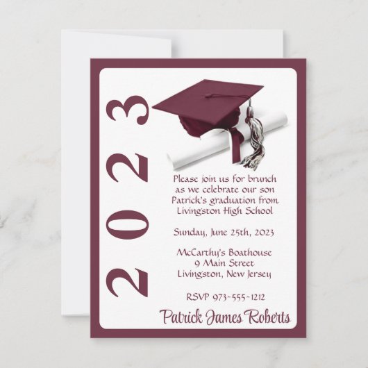 Cap & Diploma、Maroon & White Graduation 招待状 (正面)