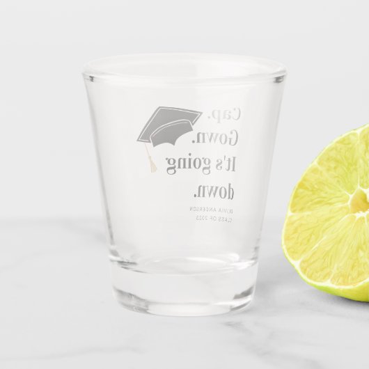 Cap Gown卒業式パーティーが行われている ショットグラス (裏面)