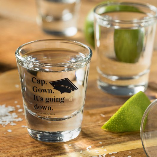 Cap Gown卒業式パーティーが行われている ショットグラス