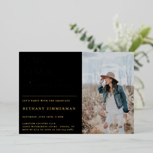 Cap Gown卒業式パーティーが行われている 箔招待状 (立ち正面)