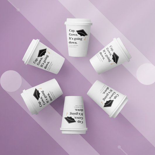 Cap Gown卒業式パーティーが行われている 紙コップ