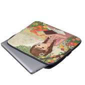 Capa para laptop Menina no Jardim ラップトップスリーブ (正面下部)