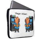 Capibara Arcade Retro Laptop Sleeve ラップトップスリーブ (正面右)