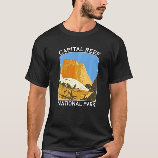 Capitol Reef National Park Utah Outdoors Hiking So Tシャツ (正面)