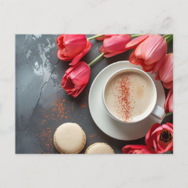 Cappuccino und Macarons umringt von Tulpen  ポストカード