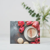 Cappuccino und Macarons umringt von Tulpen  ポストカード (スタンド正面)