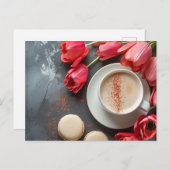 Cappuccino und Macarons umringt von Tulpen  ポストカード (正面/裏面)