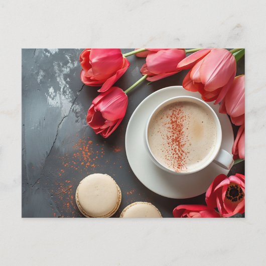 Cappuccino und Macarons umringt von Tulpen  ポストカード (正面)