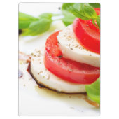 Capreseサラダ。 トマトおよびモツァレラの切れ クリップボード (裏面)