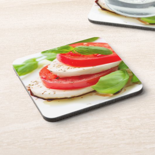 Capreseサラダ。 トマトおよびモツァレラの切れ コースター (左側)