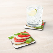 Capreseサラダ。 トマトおよびモツァレラの切れ コースター (右側)