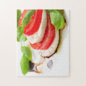 Capreseサラダ。 トマトおよびモツァレラの切れ ジグソーパズル (縦)