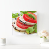 Capreseサラダ。 トマトおよびモツァレラの切れ スクエア壁時計 (ホーム)