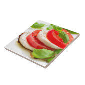 Capreseサラダ。 トマトおよびモツァレラの切れ タイル (側面)