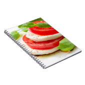 Capreseサラダ。 トマトおよびモツァレラの切れ ノートブック (右側)