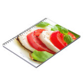 Capreseサラダ。 トマトおよびモツァレラの切れ ノートブック (左側)