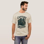 「Capture Moments」レトロカメラアートTシャツ Tシャツ (正面フル)