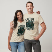 「Capture Moments」レトロカメラアートTシャツ Tシャツ (ユニセックス)
