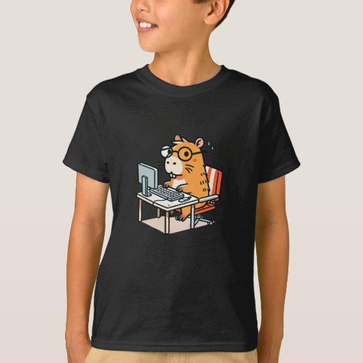 CapybaraプログラマがComputer Stickeで作業する Tシャツ (正面)