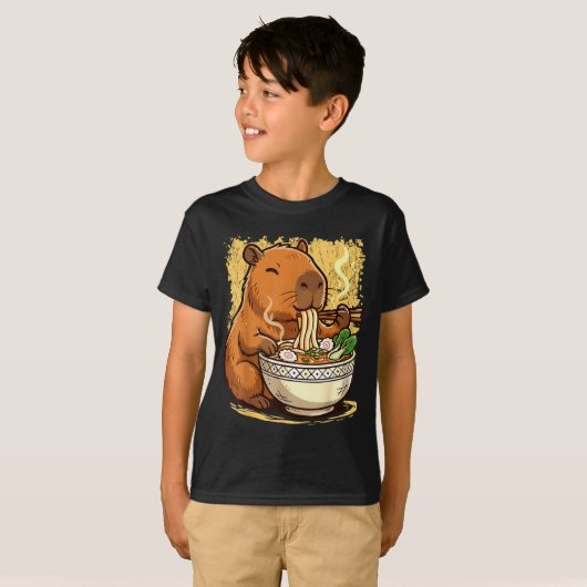 Capybara Eating Ramen Noodles  Tシャツ (正面フル)