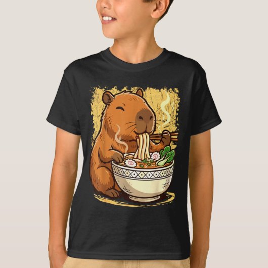 Capybara Eating Ramen Noodles Tシャツ (正面)