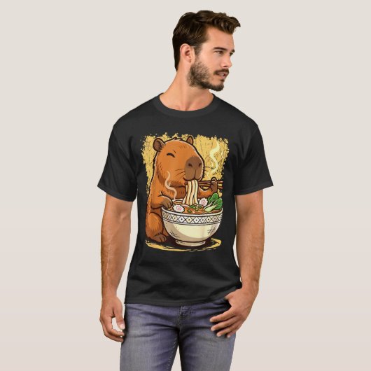 Capybara Eating Ramen Noodles  Tシャツ (正面フル)