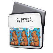 Capybara Old School Gamer Laptop Sleeve ラップトップスリーブ (正面左)
