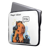 Capybara Streamer Laptop Sleeve – Custom Name or C ラップトップスリーブ (正面左)