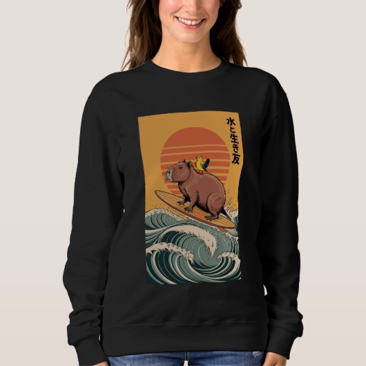 Capybara Surfing Japanese Retro Sunset スウェットシャツ (正面)