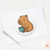 Capybara With Coffee – Cute Animal Sticker ラウンドシール (封筒)