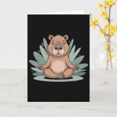 Capyra Meditating Cute Yoga Tee Yogi Meditation カード (黄色い花)