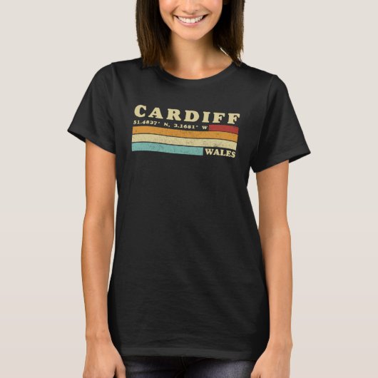 Cardiff Wales UK City Retro Longitude Latitude Tシャツ (正面)