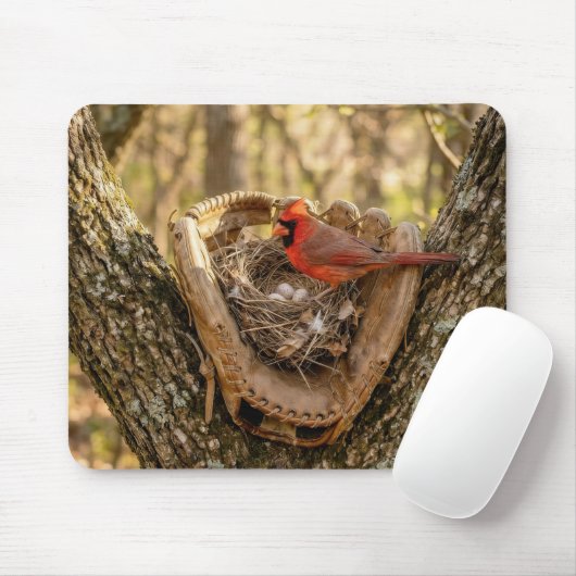 Cardinal Nest in a Baseball Glove マウスパッド (マウス)