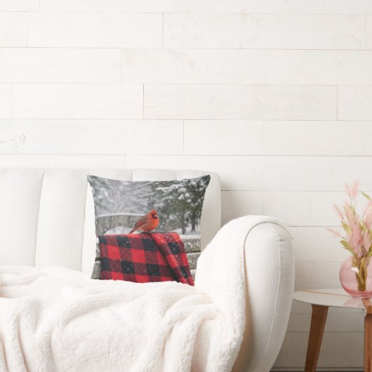 Cardinal On a Snowy Plaid Blanket クッション (ソファ)